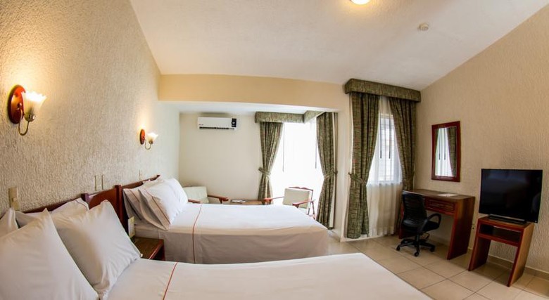 Hotel La Estancia Tapat�a