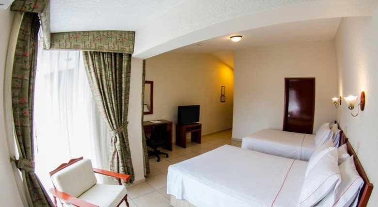Hotel La Estancia Tapat�a