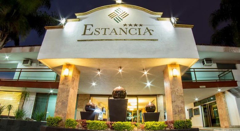 Hotel La Estancia Tapat�a