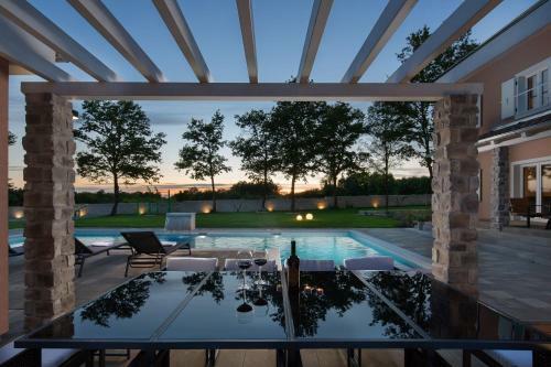Villa Green Frame