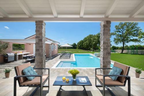 Villa Green Frame