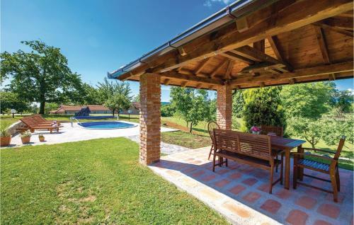 Two-bedroom Holiday Home In Bosiljevo