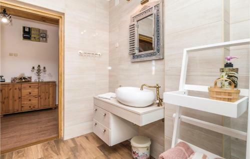 Two-bedroom Holiday Home In Bosiljevo