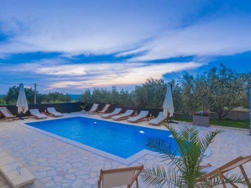 Gorgeous Villa In Lisicic By The Forest