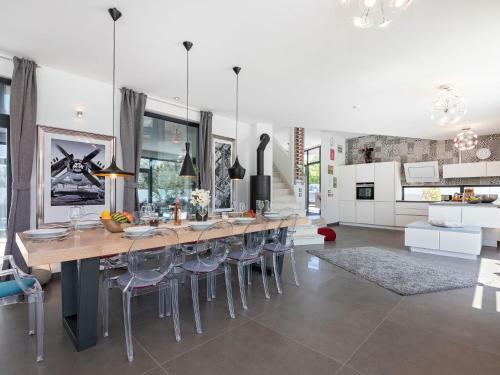 Luxury Villa With Private Pool In Labinci