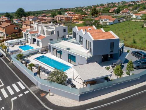 Luxury Villa With Private Pool In Labinci