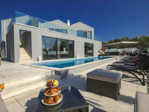 Luxury Villa With Private Pool In Labinci