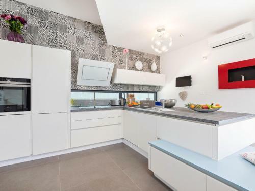 Luxury Villa With Private Pool In Labinci