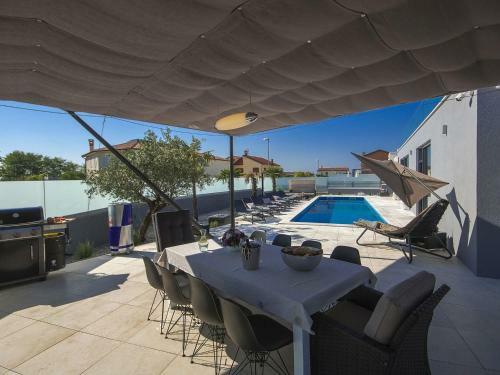 Luxury Villa With Private Pool In Labinci