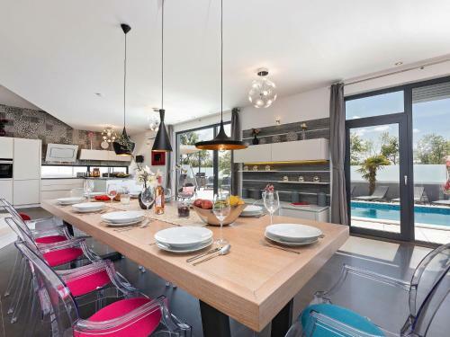 Luxury Villa With Private Pool In Labinci