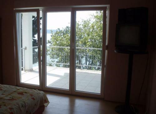 Apartments Dubravko-5m From Beach