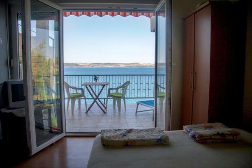 Apartments Dubravko-5m From Beach