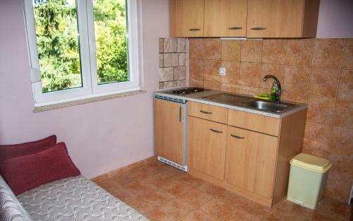 Apartments Dubravko-5m From Beach