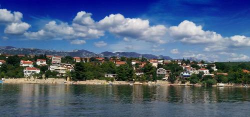 Apartments Dubravko-5m From Beach