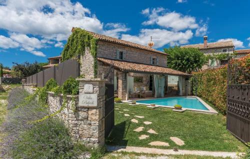 Charming Stone Villa Pakich With Private Pool
