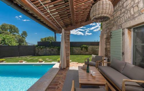 Charming Stone Villa Pakich With Private Pool