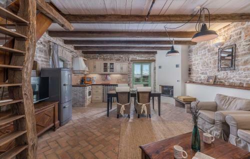 Charming Stone Villa Pakich With Private Pool