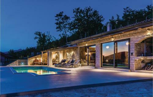 Four-bedroom Holiday Home In Kijevo