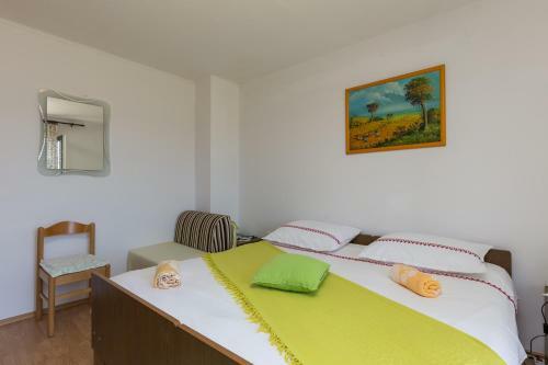 Apartment Laurel Leaf