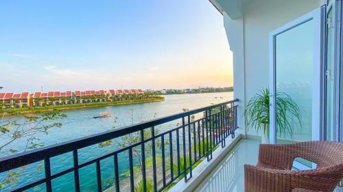 Villa Riverside White House Hotel
