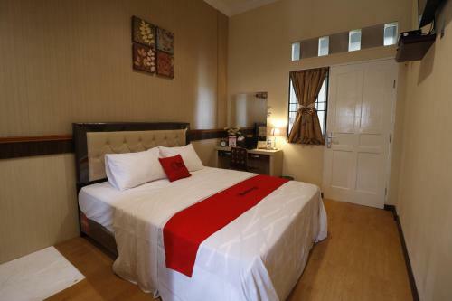 Hostal Reddoorz Plus Near Universitas Sumatera Utara