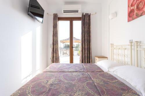 Ariadne Apartment In Plaka Beach
