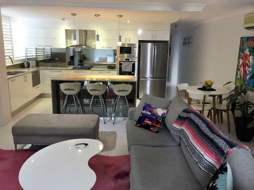 Stunning Burleigh Beach Apartment