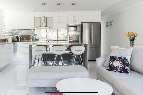 Stunning Burleigh Beach Apartment