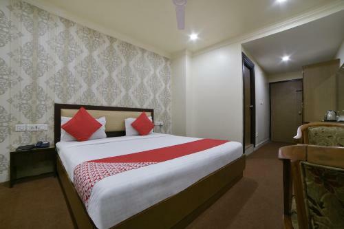 Hotel Oyo 4376 Imax Inn