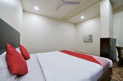 Hotel Oyo 4376 Imax Inn
