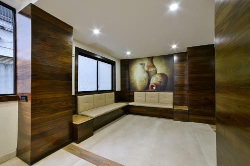 Hotel Oyo 4376 Imax Inn