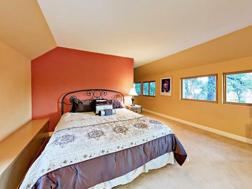 Wooded 1br + Loft, Near Wineries Home
