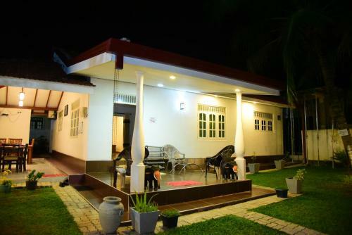 Hostal White Villa Airport Transit Hotel