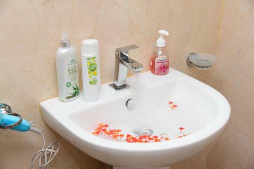Hostal White Villa Airport Transit Hotel