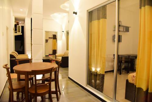 Hostal White Villa Airport Transit Hotel