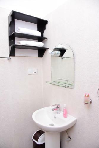 Hostal White Villa Airport Transit Hotel