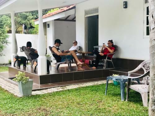 Hostal White Villa Airport Transit Hotel