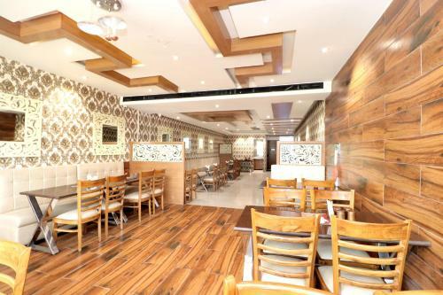 Oyo 16462 Hotel Fb