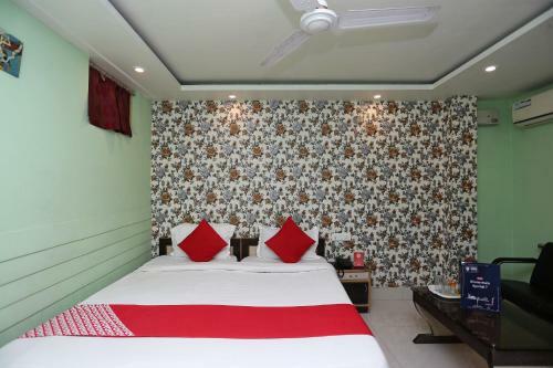 Oyo 15443 Hotel Mega Palace