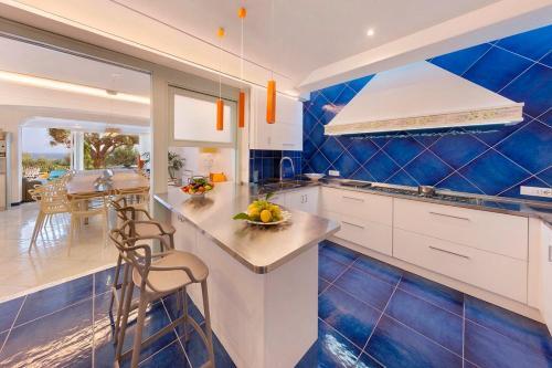 Sirenuse Villa Sleeps 8 Pool Air Con Wifi