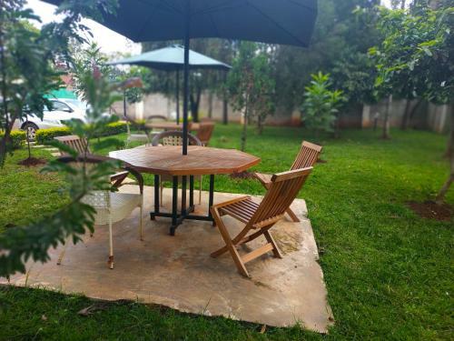 Hostal 215 Karen Garden