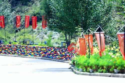 Hotel Ramada Encore Daocheng Yading