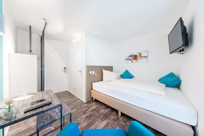 Hotel Sirrah