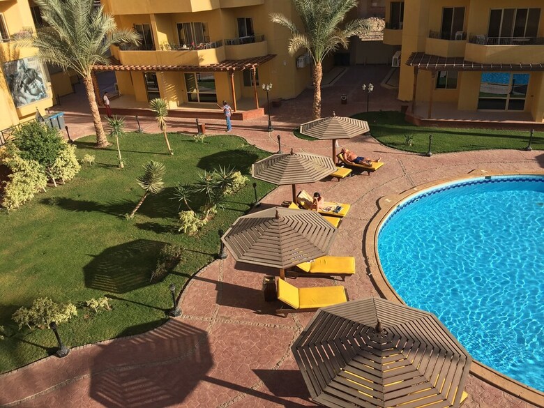 Pool View Apart At British Resort 1334