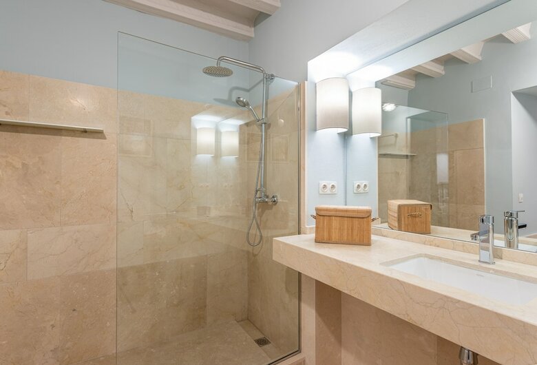 Modern Apartment 2 Bd & 2 Bth Near The Cathedral. Catedral V