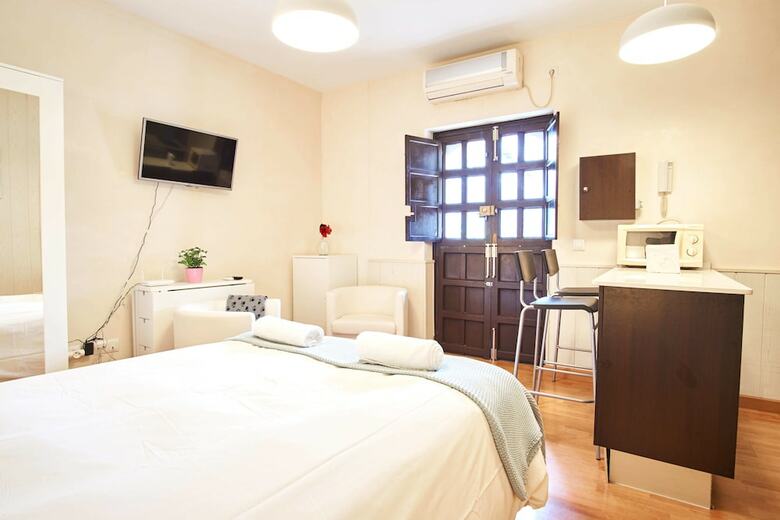 Apartamentos Conde Central Courtyard By Valcambre