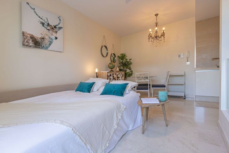 Apartamentos Lumbreras Deluxe Suite By Valcambre