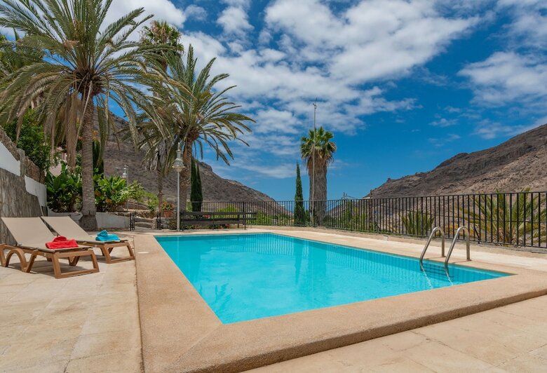 Casa De Vacaciones Con Piscina Compartida En Mog�n I