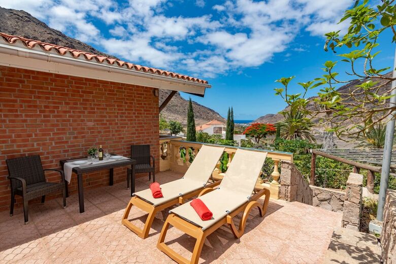 Casa De Vacaciones Con Piscina Compartida En Mog�n II