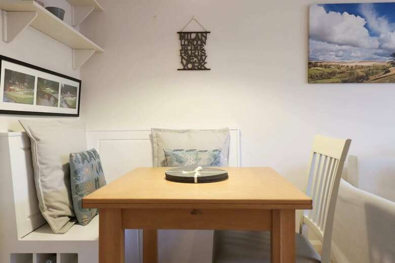 Apartamentos Cosy One-bed In Fabulous Location!